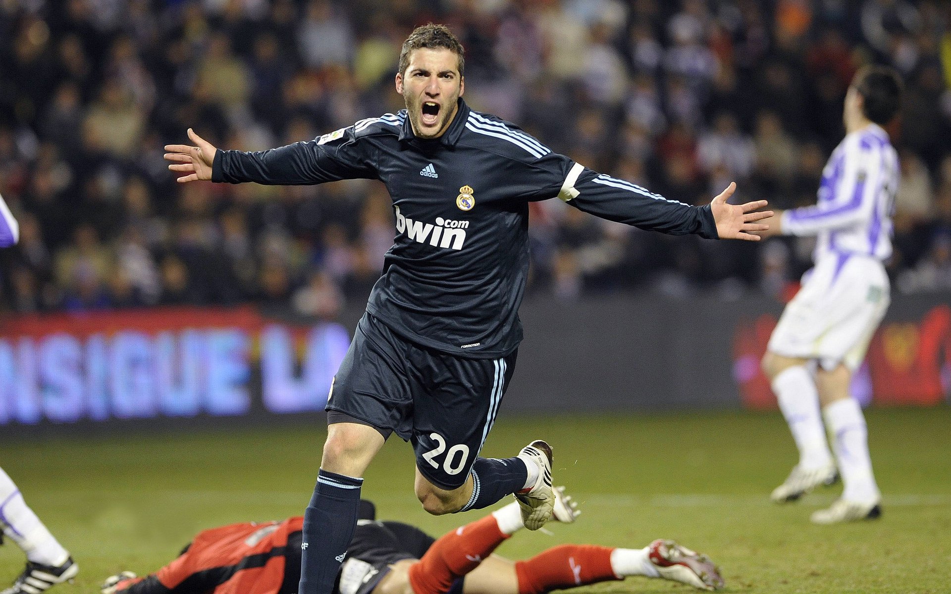 欧冠半决赛之夜，奥斯梅恩状态火热，那不勒斯冲击历史