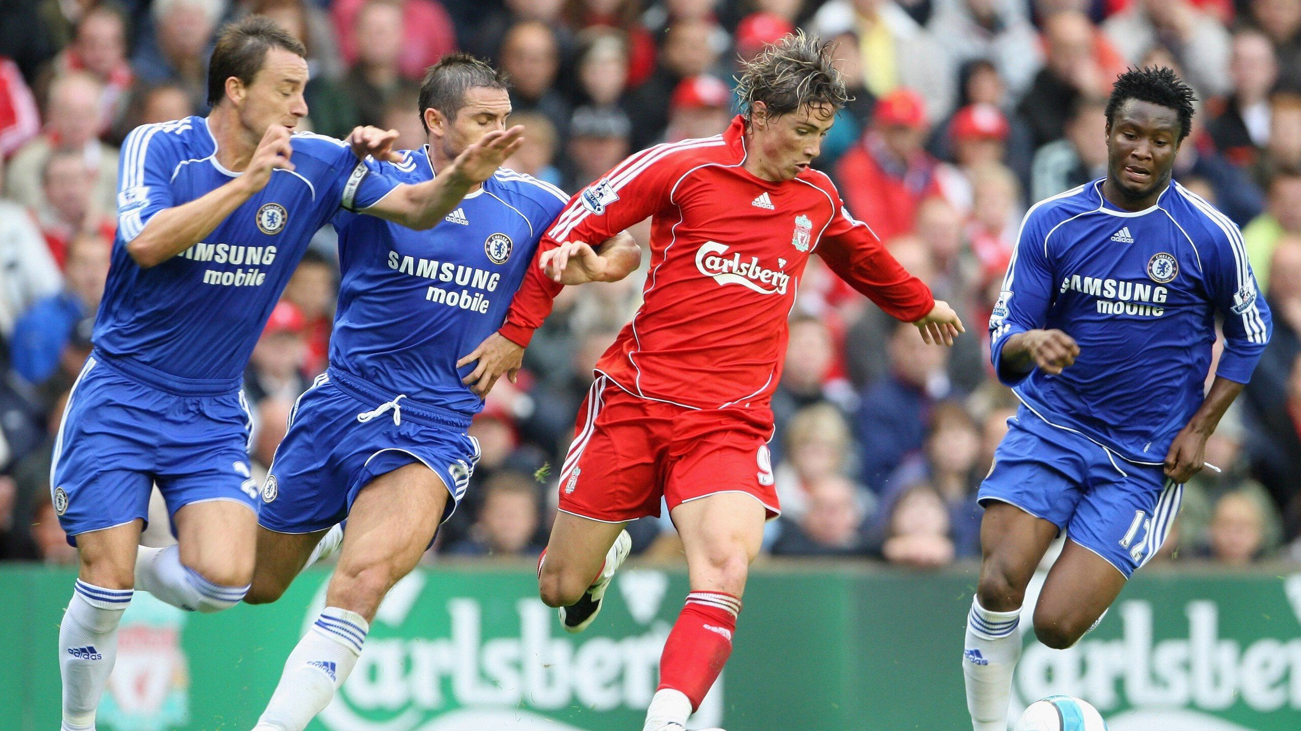 夜幕下的钢铁博弈，阿劳霍关键回合一锤定音，F1街道赛上演王者对决